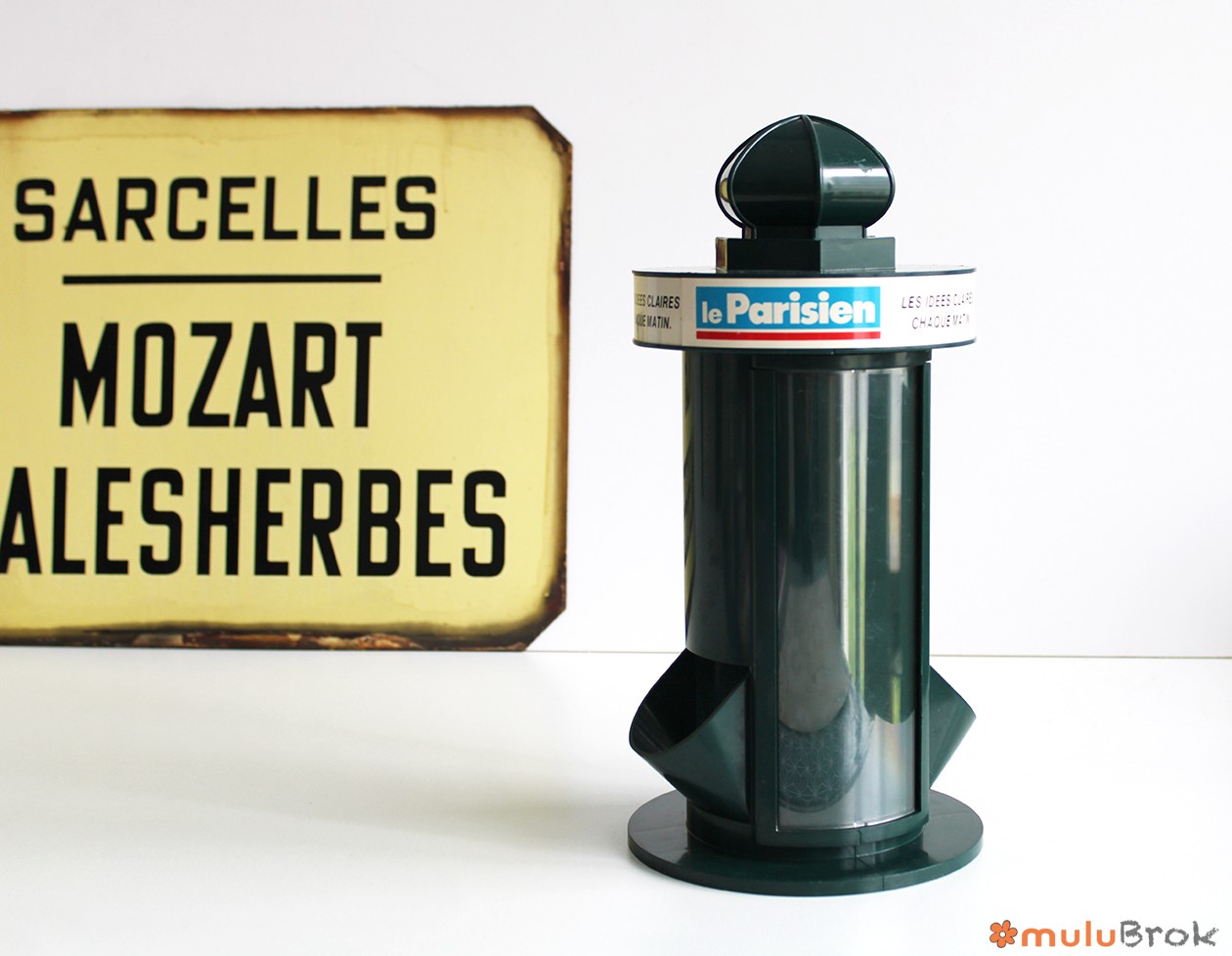 Distributeur Colonne Morris Le Parisien