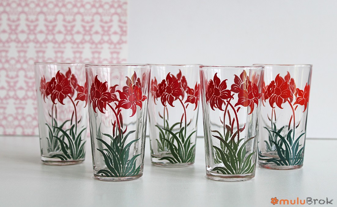 Verre à fleurs rouges